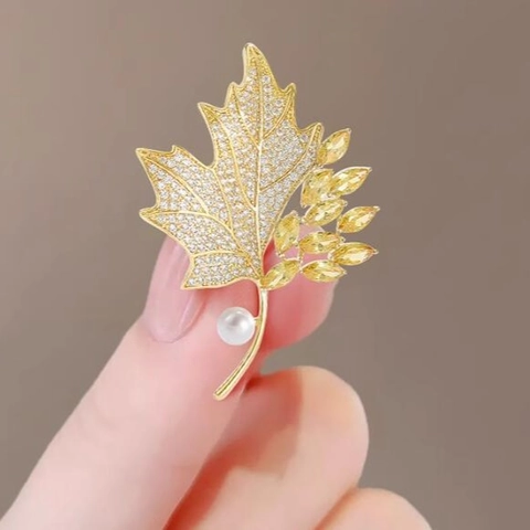Elegante Spilla a Foglia di Acero Dorata Con Zircone Cristallo Giallo e Decorazione di Künstliche Perle Spilla di Lusso per Accessori Donna