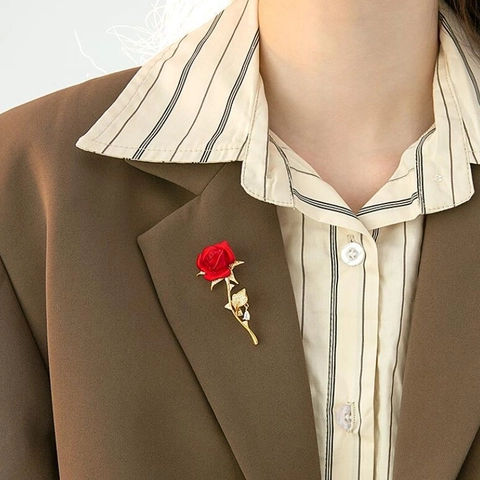 Elegante Broche de Flor de Rosa Roja para Mujer de Aleación con Diamantes de Imitación Alfiler de Tallo Largo con Colgante de Gota
