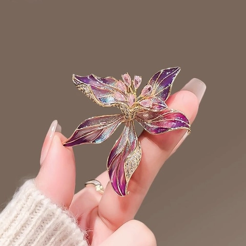 Elegante Spilla Iris Francese per Donna Sfumatura Viola Smalto Fiore Corsage Lussuoso Strass Intarsiato Lega Abito Spilla Moda Gioielli Accessorio
