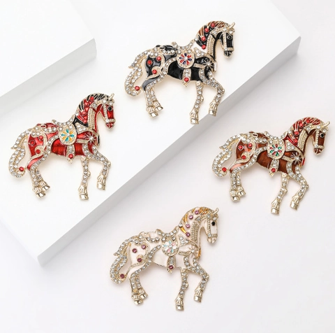 Spilla a Forma di Cavallo in Smalto Vintage di Lusso Lega Strass Olio a Goccia Animale Pin per Donna Uomo Abito Cappotto Banchetto Gioielli