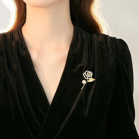 Elegant Camellia Rose Brooch Alloy Artificial Pearl Rhinestone Pin French Style Jewelry Accessories For Women Dress Suit Coat