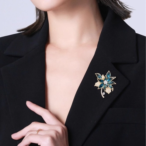 Luxury Alloy Flower Brooch With Dark Blue Crystal Elegant Botanical Floral Pin For Women Wedding Party Clothing Jewelry