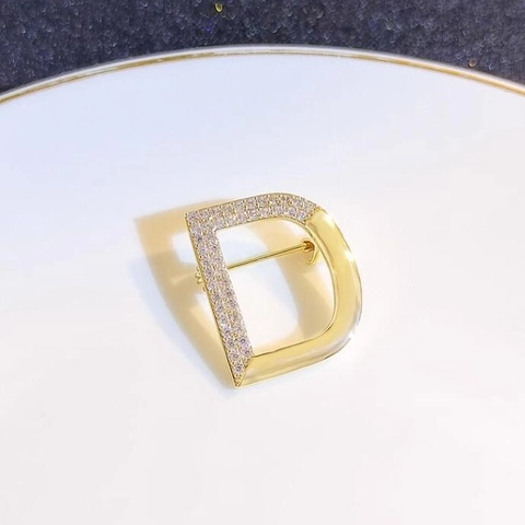 Lussuosa Spilla a Lettera D in Lega Placcata Oro Con Zirconia Bianca Micro Intarsiata Spilla per Revers Eleganti Accessori Moda Donna Gioielli