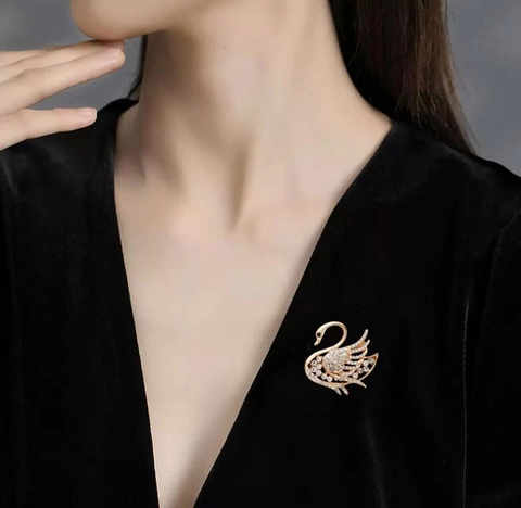 Vintage Elegant Alloy Swan Brooch With Shiny Rhinestones For Women Retro Animal Shape Lapel Pin Clothing Accessories