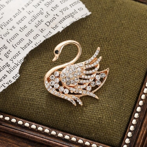 Vintage Elegant Alloy Swan Brooch With Shiny Rhinestones For Women Retro Animal Shape Lapel Pin Clothing Accessories