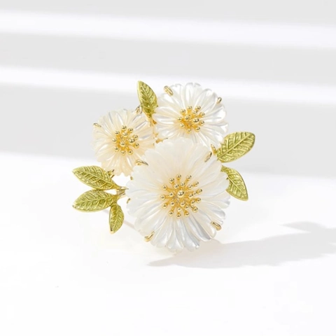 Elegante Spilla a Forma di Margherita in Lega con Perle Artificiali Finitura Galvanica Botanica Floreale per Gioielli Moda Donna