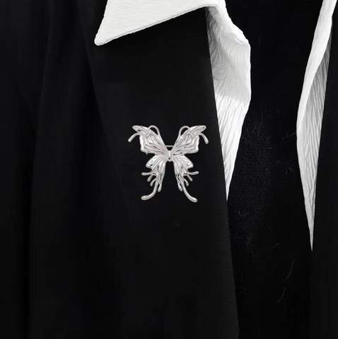 Broche de Mariposa de Metal Líquido Minimalista Aleación de Zinc Hueco Alfiler Plateado Para Traje Mujer Joyería Elegante