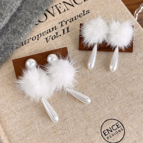 Witte Kunstbont Pompon Hangende Oorbellen Met Waterdruppel Imitatieparel Franse Vintage Winter Sieraden Voor Dames