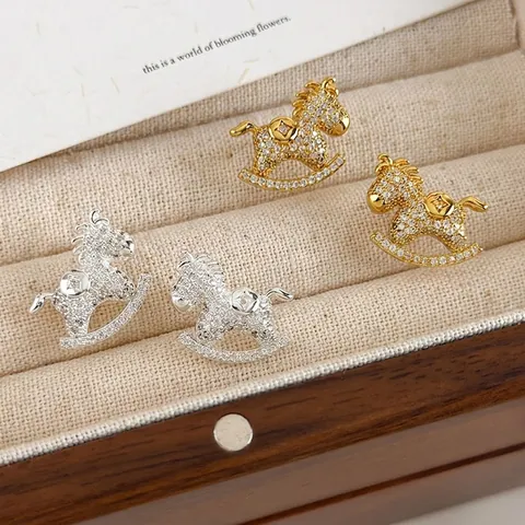 Elegante Schaukelpferd Zirkonia Ohrstecker Kupferlegierung Vergoldet Versilbert Tierform Münze Damen Schmuck Geschenk