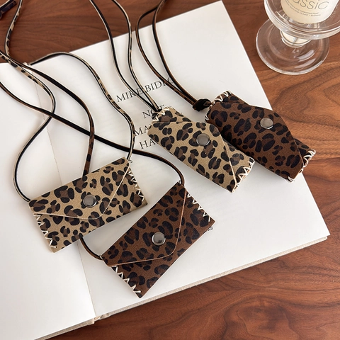 Collar con Colgante de Mini Bolso de Leopardo Cuero Artificial Hecho a Mano Costuras en Contraste Cordón Largo Porta Lápiz Labial Mujer