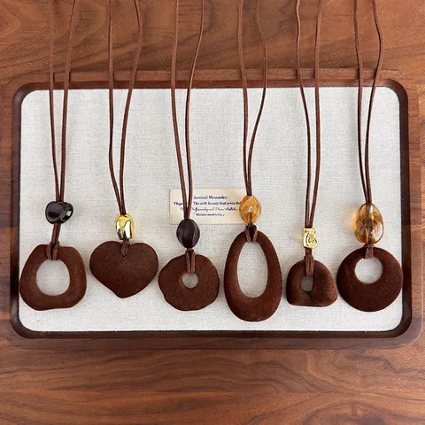 Retro Maillard Bruin Lange Hanger Halsketting Voor Dames Vlokken Geometrische Acryl Trui Ketting Herfst Winter Sieraden