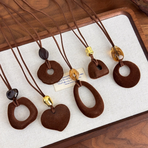 Retro Maillard Bruin Lange Hanger Halsketting Voor Dames Vlokken Geometrische Acryl Trui Ketting Herfst Winter Sieraden