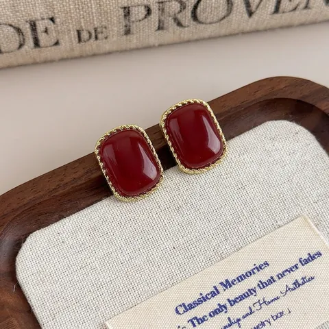 Orecchini a Bottone Geometrici Rosso Ancora Stile Vintage Hong Kong per Donna Francesi Eleganti in Lega Laccati Rettangolari