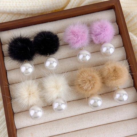 Pendientes Colgantes de Bola de Peluche y Perla Artificial Estética de Otoño Invierno Perla Artificial de Imitación Pendientes para Mujer Joyería de Fiesta