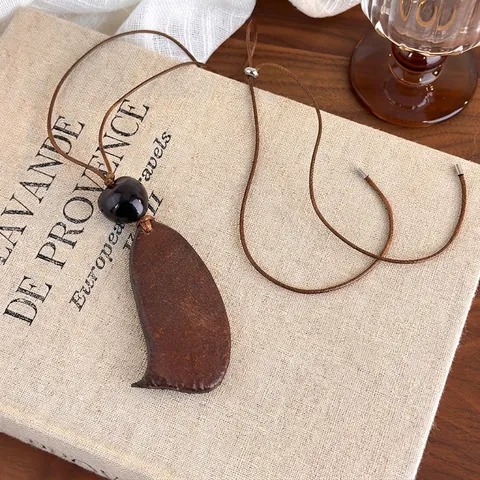 Collana con Ciondolo a Foglia in Legno Vintage Fatta a Mano Stile Etnico Catena Lunga da Maglione per Donna Marrone Corda Cerata Regolabile