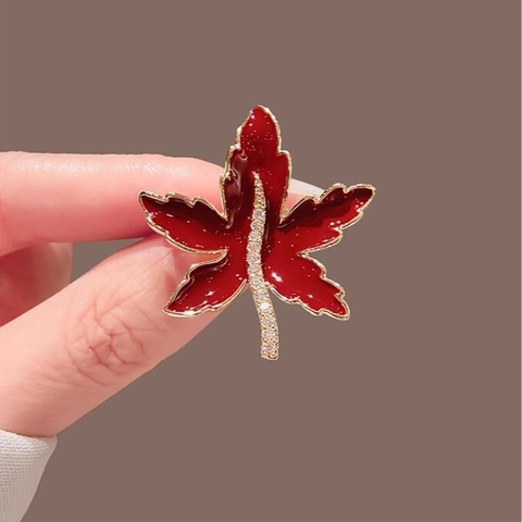 Élégante Broche Feuille d'Érable Rouge en Alliage de Luxe avec Strass pour Femme Broche Vintage Style Émail Accessoire Anti-Exposition