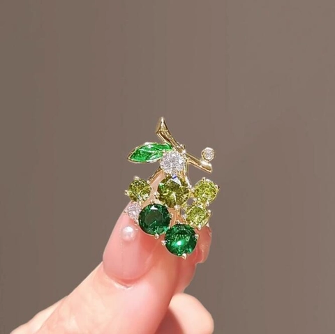 Exquisite Traube Brosche Strass Frucht Form Pin Für Damen Lila Grün Kunststoff Galvanisiert Kleidung Dekoration Schmuck