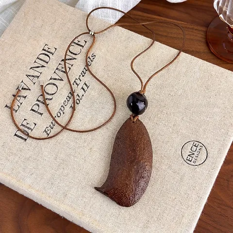 Collana con Ciondolo a Foglia in Legno Vintage Fatta a Mano Stile Etnico Catena Lunga da Maglione per Donna Marrone Corda Cerata Regolabile