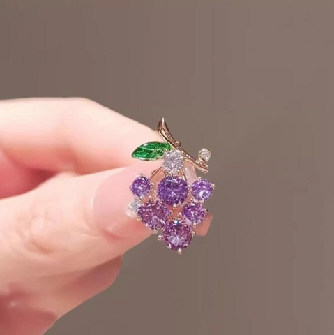Exquisite Traube Brosche Strass Frucht Form Pin Für Damen Lila Grün Kunststoff Galvanisiert Kleidung Dekoration Schmuck