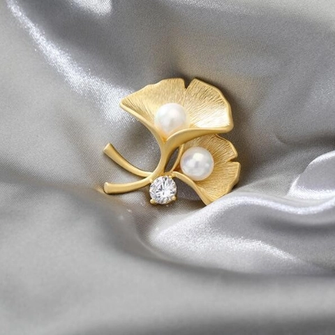 Ginkgo Leaf Pearl Brooch For Women Matte Gold Rhinestone Pin Elegant Suit Accessories Forest Style Fashion Jewelry Gift
