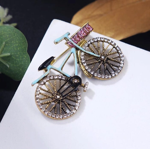 Vintage Bicycle Alloy Brooch With Enamel Drip And Rhinestone Accents Retro Decorative Pin For Banquet Party Unisex Jewelry Accessory