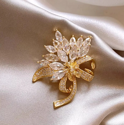 Elegant Maple Leaf Brooch Pin For Women Inlaid With Rhinestones Luxury Alloy Gold Color Floral Breastpin Jewelry Accessory