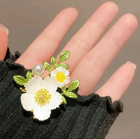 Spilla a Fiore di Margherita in Lega Pastorale Con Foglie in Smalto di Künstliche Perle Bianche Dolce Spilla a Fiore per Vestito Donna