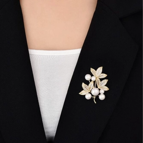 Elegant Alloy Gold Leaf Branch Brooch Pin For Women Luxury White Artificial Pearl Zirconia Suit Coat Lapel Brooch Jewelry Accessory