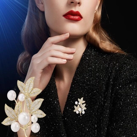 Elegant Alloy Gold Leaf Branch Brooch Pin For Women Luxury White Artificial Pearl Zirconia Suit Coat Lapel Brooch Jewelry Accessory