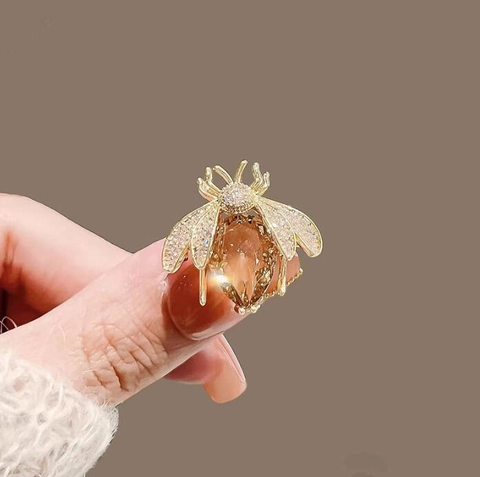 Vintage Bij Broche Gemaakt Van Legering Met Amber Kristal En Witte Strass Elegante Insect Corsage Accessoire Voor Damespakken