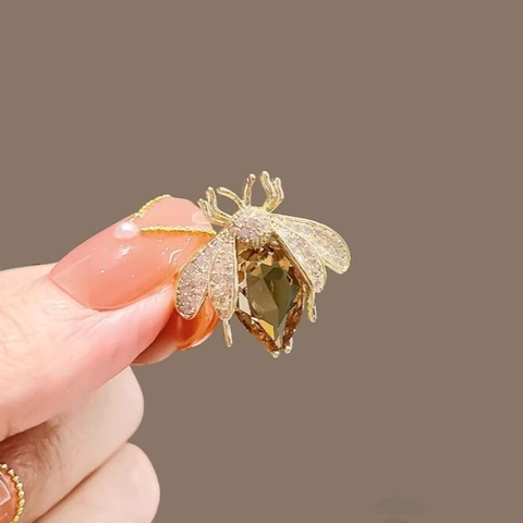 Vintage Bij Broche Gemaakt Van Legering Met Amber Kristal En Witte Strass Elegante Insect Corsage Accessoire Voor Damespakken