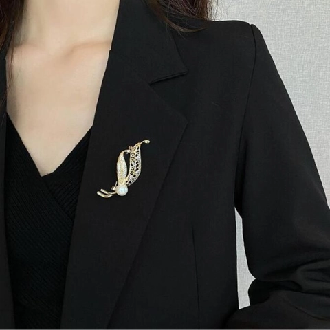 Elegante Legierung Blatt Brosche Mit Künstlicher Perle Strass Inlay Vintage Gold Anzug Corsage Accessoire Für Damen Party