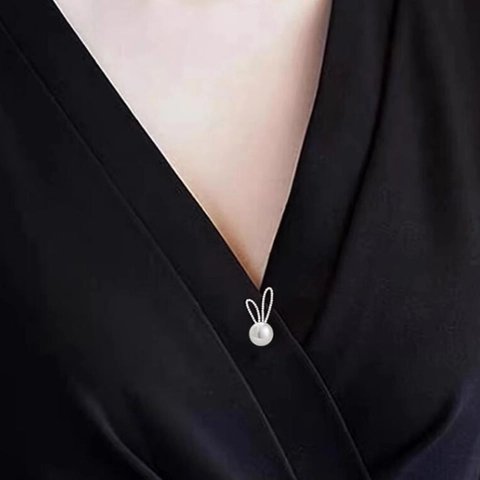Graziosa Spilla a Forma di Coniglio in Lega di Perla Artificiale per Donna Brillante Spilla da Colletto Antiesposizione Gioielli Regalo