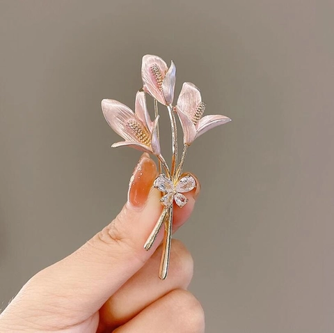 Elegant Lily Flower Bowknot Brooch Pin For Women Alloy Pink Enamel Rhinestone Corsage Jewelry For Wedding Banquet Party Accessories