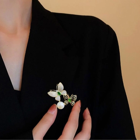 Elegante Spilla a Doppia Farfalla in Lega Dorata Con Pietra Verde e Perla Artificiale Bianca Spilla in Strass per Abito da Donna