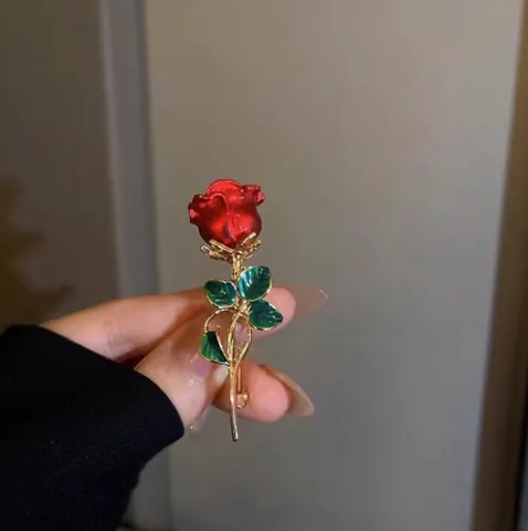 Elegant Red Rose Brooch Pin Alloy Gold Plated Enamel Flower Corsage For Women Wedding Party Dress Accessories Vintage Romantic Gift