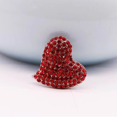 Elegante Herzförmige Legierung Brosche Für Damen Rote Strass Eingelegt Pin Mode Schmuck Zubehör Für Hochzeit Bankett Party