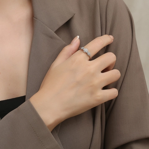 Anillo de Estilo Pastoral de Acero Inoxidable con Tres Margaritas para Mujer Con Incrustaciones de Zirconia Joyería de Moda