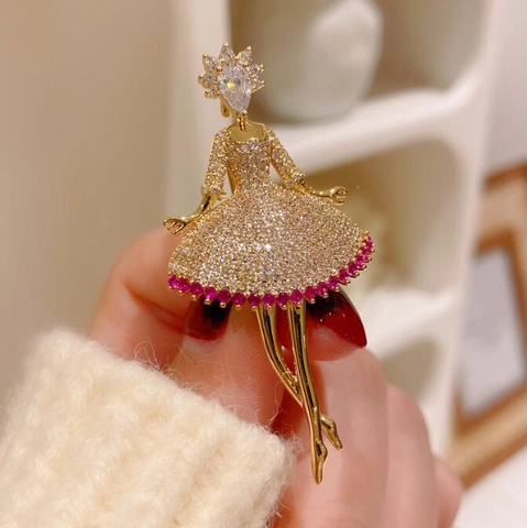 Elegant Ballet Girl Dancer Brooch Gold Color Alloy Rhinestone Sparkling Pin Jewelry For Women Suit Dress Accessories Gift