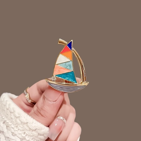 Vintage Enamel Sailboat Brooch For Women Zinc Alloy Rhinestone Nautical Sailing Ship Pin Suit Lapel Badge Jewelry Gift