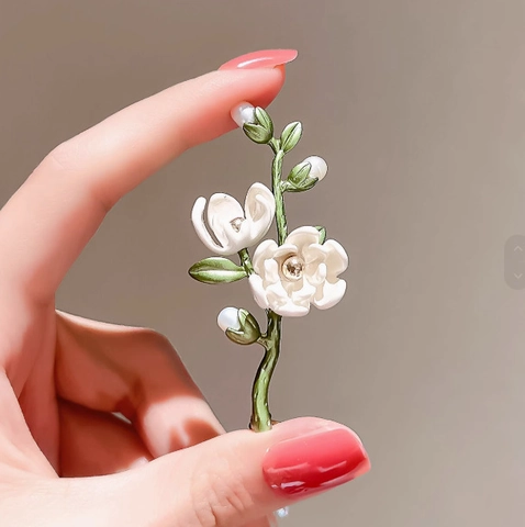 Elegante Spilla a Forma di Fiore di Magnolia per Donna in Lega Smalto Bianco Ramo di Pianta Con Perla Artificiale Strass
