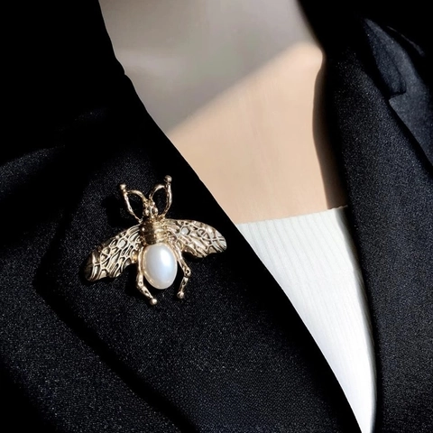 Vintage Goud Legering Bij Brosche Voor Dames Met Kunstparel Holle Vleugels Elegant Insect Mode Sieraden Accessoire Speld