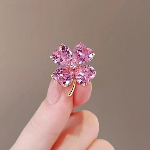 Luxus Legierung Zirkonia Kleeblatt Brosche Rosa Herzförmige Steine Vergoldet Elegante Mode Anstecknadel Damen Schmuck
