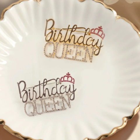 Spilla Corona Birthday Queen in Lega con Strass per Donna Placcata Oro Argento Gioielli Moda Party Accessorio Anniversario