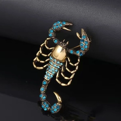 Spilla Scorpione in Lega Vintage per Uomo Donna Oro Antico Blu Strass Zodiaco Scorpione Spilla Animale Gioielli di Moda