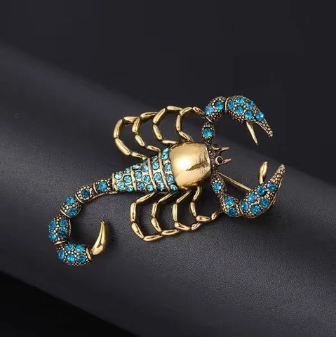 Spilla Scorpione in Lega Vintage per Uomo Donna Oro Antico Blu Strass Zodiaco Scorpione Spilla Animale Gioielli di Moda