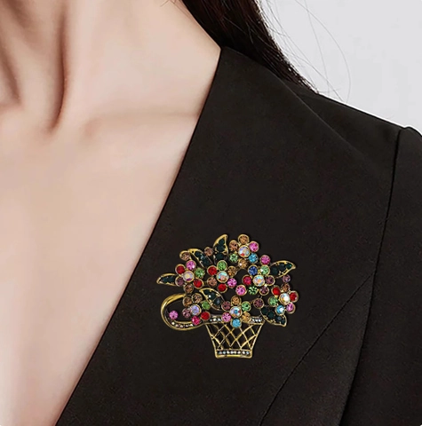 Vintage Multi-color Rhinestone Flower Basket Brooch For Women Zinc Alloy Gold Plated Fashion Coat Jewelry Exquisite Pin Accessory