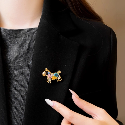 Broche de Caballo de Lujo en Aleación de Zinc con Circonia de Colores para Mujer Elegante Alfiler de Solapa de Animal para Abrigo