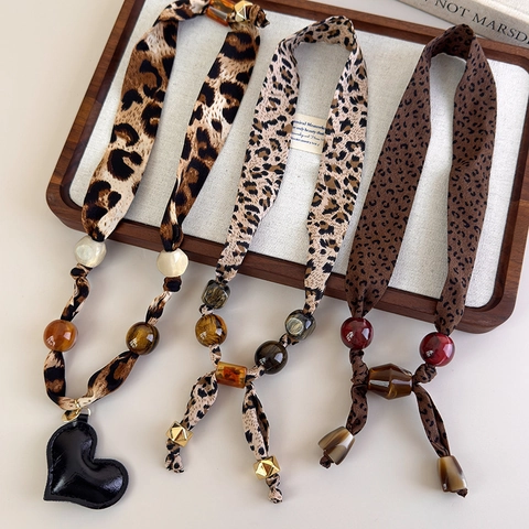 Collar de Bufanda con Cuentas y Estampado de Leopardo Retro Estilo Maillard Gargantilla de Cinta de Satén Ajustable Colgante de Corazón Joyería Hecha a Mano para Mujer