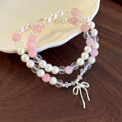 Doppellagiges Rosa Künstlicher Kristall Armband Mit Weißer Kunstparel Silberner Schleifenanhänger Handgefertigter Schmuck Für Damen